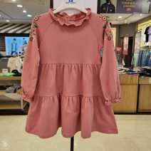 쁘띠앙팡 산본점 #봄 가을 초특가세일# 은은한 핑크톤의 러블리원피스랍니다^^ 꽃자수로 예쁘게 프릴로 사랑스럽게~ 가을에 예쁘게입어요^^ 마카미아원피스 PCS57GOP41