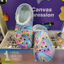 크록스 [2001아울렛중계점] 컬러풀한 색상에 따뜻한 털이 있는 털샌들 바야 라인드 프린트 클로그 ~