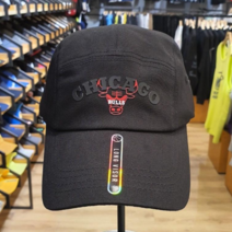 NBA 남여공용 시카고 불스 CHI 스몰 로고 레터링 포인트 블랙 칼라 롱챙 캠프캡 모자