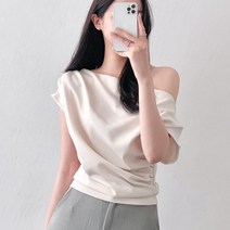 [랜덤플레이] 옆 셔링 시크 오프숄더 블라우스
