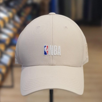 NBA 22년 신상품!! 남여공용 P.E에디션 깔끔한 브랜드 로고 자수 데일리로 쓰기 좋은 라이트베이지 칼라 볼캡 챙 모자