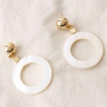 브이와이 여자 코디 키치룩 금색 미니멀리즘 빅 귀걸이