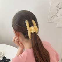오슈 프릴 리본 포인트 나들이룩 헤어 집게핀
