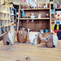 내추럴한 코끼리장식품 4종류 목각 인테리어 장식소품 집꾸미기 행운의상징, 2﻿코올려말고있는 코끼리