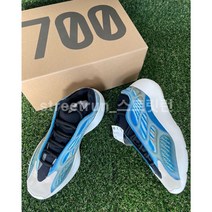 스트릿런 아디다스 이지부스트 700 V3 아자레스