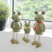 카페 꽃집 창가 선반 장식 앉아있는 개구리 인형 3p 무난한