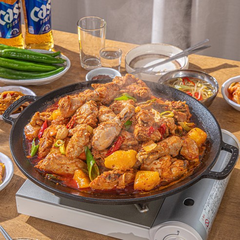 물만 넣고 끓이기만 하면 완성되는 완제품 대용량 솥뚜껑 닭볶음탕
