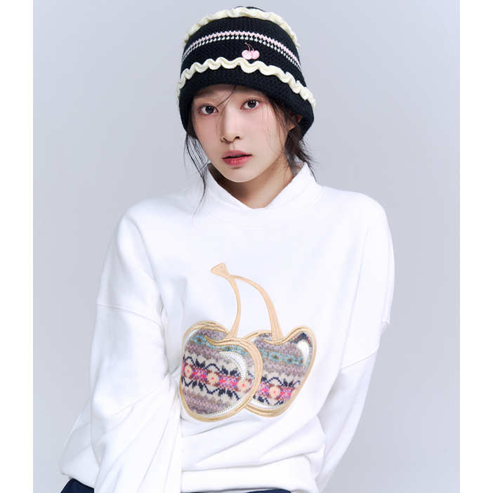 김민주 착용 키르시 빅 체리 아플리케 스웻 셔츠