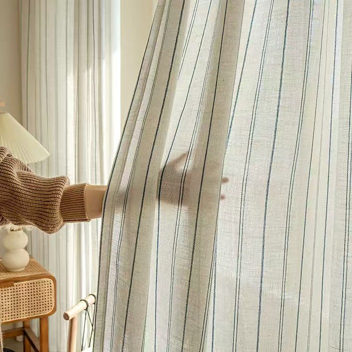 커튼이 비치지 않는 거실 두꺼운 아일렛형