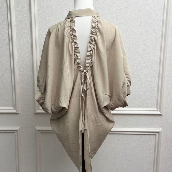 [뽐나리]뒷트임 퍼프소매 백리본 프릴 7부 여성 블라우스