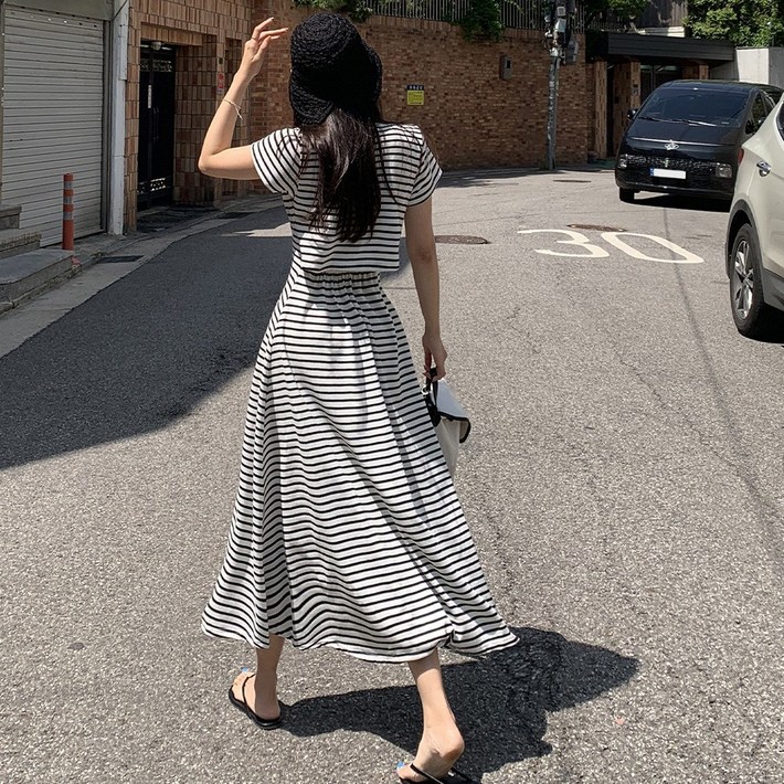 떳다그녀 셀럽 뒷트임 원피스 떳다그녀 셀럽 뒷트임 원피스