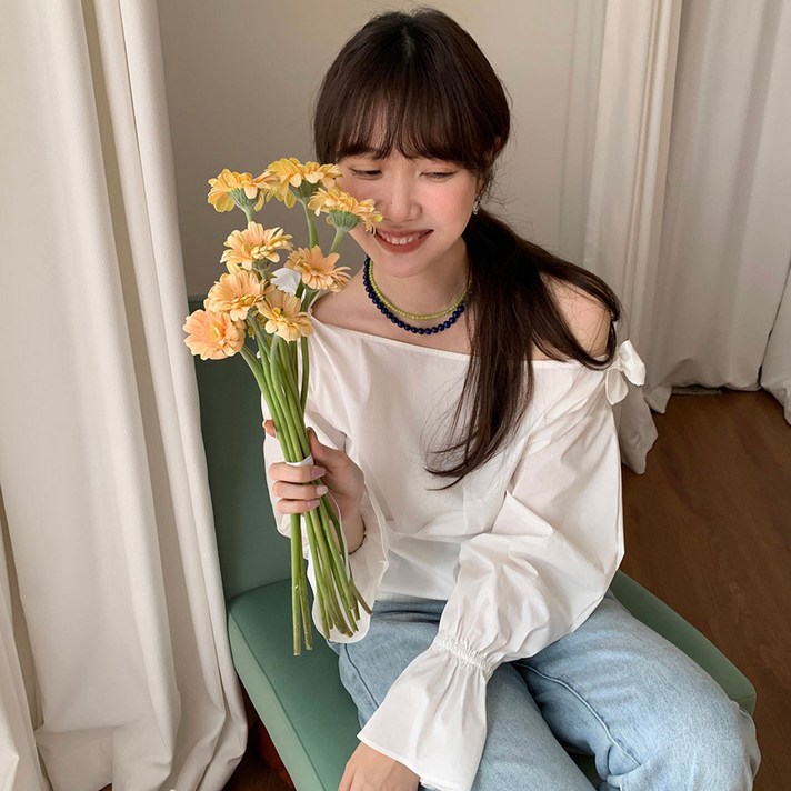 투이스타 로우나 오프숄더 블라우스