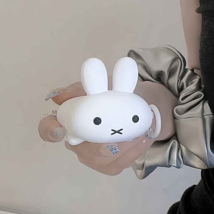 누워있는 미피 토끼 에어팟케이스