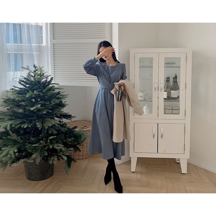 리리앤코 모티엔브 피치기모 스웨이드 랩스타일 꼬임 뒷리본 롱 원피스