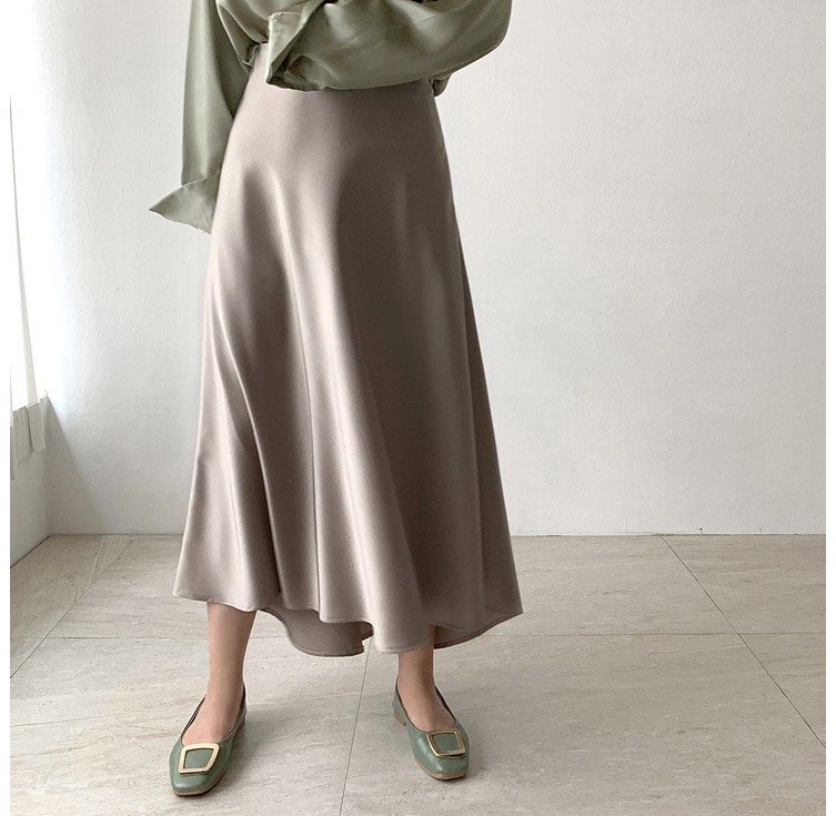 네모엔룩 새틴 A라인 내츄럴 실키 샤이닝 언밸런스 플레어 롱 스커트